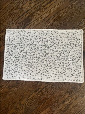 27.5 inches x 18 inches 100% Wool Grey Leopard Rug, Carpet, Mat